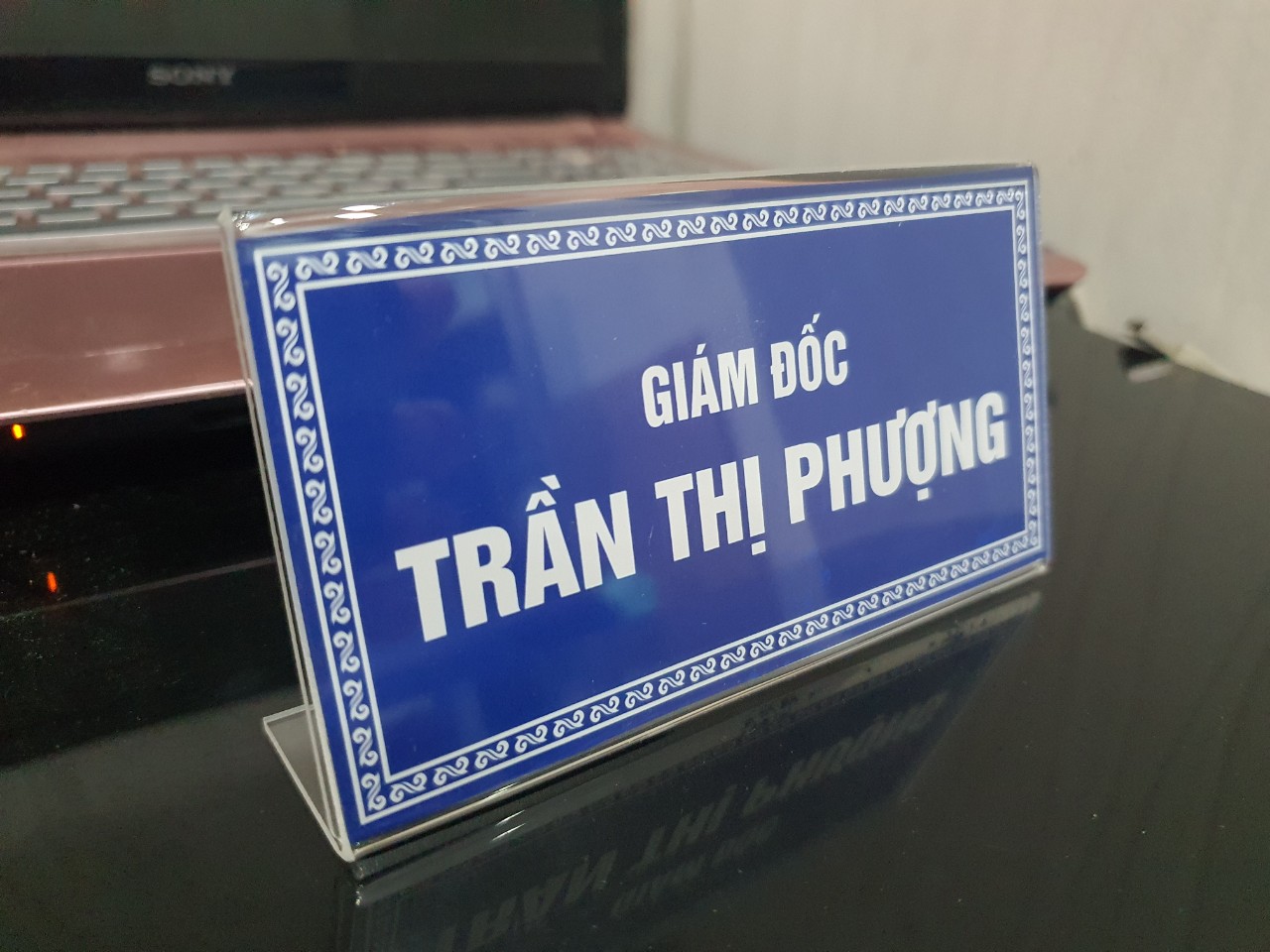 Bảng tên mica chữ L