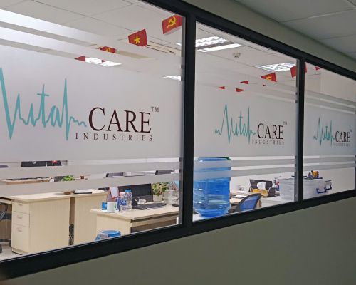 Xưởng In Decal Phú Quý Thủ Dầu Một: In Nhanh – Thi Công Dán Kính, Dán Xe, Dán Bảng Hiệu