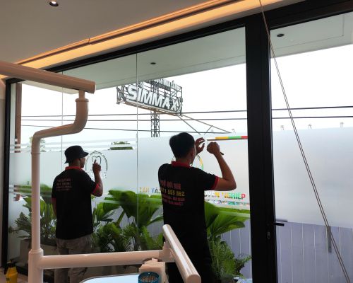 Xưởng In Decal Phú Quý Thủ Dầu Một: In Nhanh – Thi Công Dán Kính, Dán Xe, Dán Bảng Hiệu