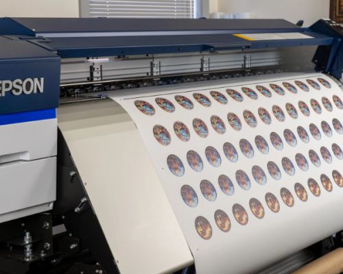 Xưởng In Decal Phú Quý Thủ Dầu Một: In Nhanh – Thi Công Dán Kính, Dán Xe, Dán Bảng Hiệu