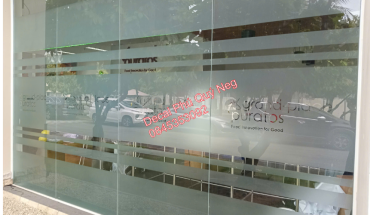 THI CÔNG DÁN DECAL CỬA KÍNH VĂN PHÒNG CÔNG TY TẠI VSIP 123 BÌNH DƯƠNG